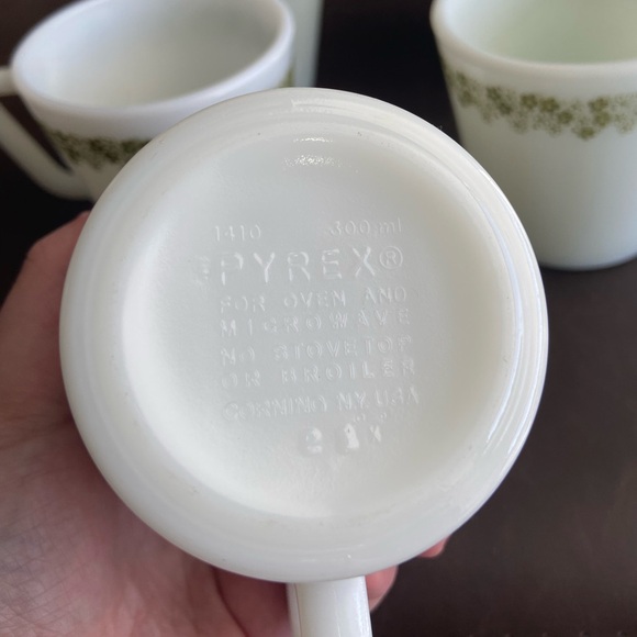 Set of 5 green floral vintage Pyrex spring blossom crazy daisy milk glass mugs. - Picture 3 of 4